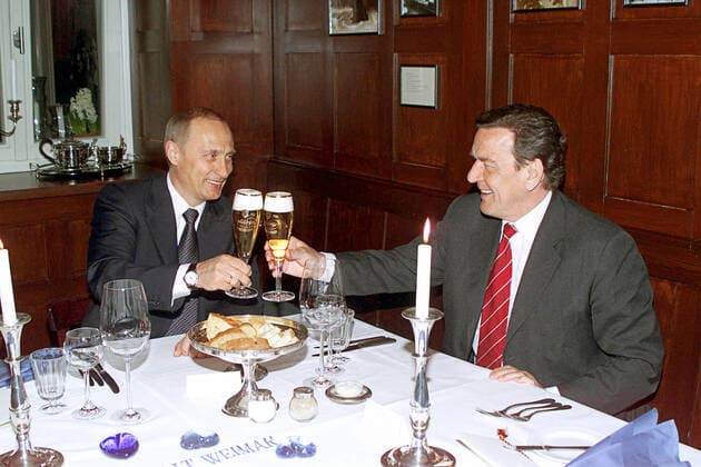 Vladimir Putin and Gerhard Schroeder 370917 10.04.2002 Russian President Vladimir Putin, on an official visit in Germany, and German Chancellor Gerhard Schroeder in the restaurant Old Weimar . Sergey Velichkin Sputnik Veimar Germany  Copyright: xSergeyxVelichkinx