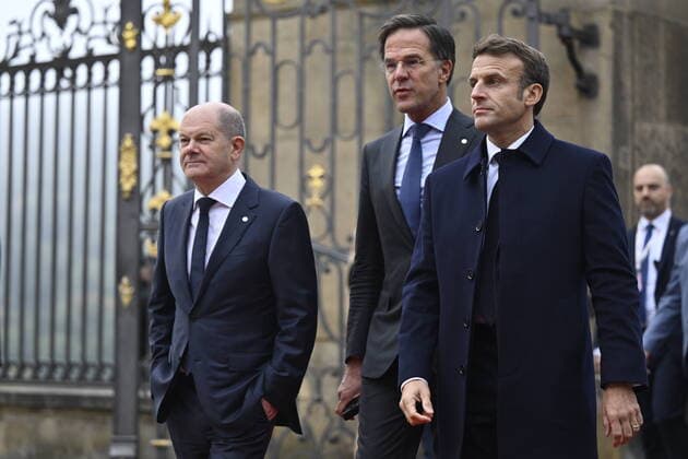 News Themen der Woche KW40 News Bilder des Tages German Chancellor Olaf Scholz, from left, Dutch PM Mark Rutte and French President Emmanuel Macron arrive to the EU informal summit at the Prague Castle, Czech Republic, on October 7, 2022. (CTKxPhoto OndrejxDeml) CTKPhotoP2022100703261  dml
