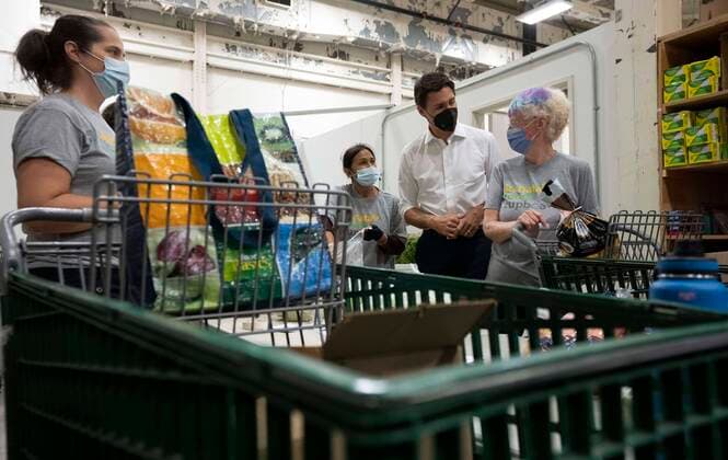 October 7, 2022, Ottawa, ON, Canada: Prime Minister Justin Trudeau speaks with volunteers as he visits the Kanata Food Cupboard, Friday, Oct. 7, 2022 in Ottawa. Ottawa Canada  - ZUMAc35_ 20221007_zaf_c35_004 Copyright: xAdrianxWyldx
