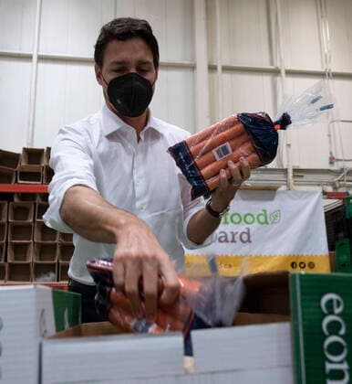 October 7, 2022, Ottawa, ON, Canada: Prime Minister Justin Trudeau helps package Thanksgiving food boxes at a food bank, Friday, Oct. 7, 2022 in Ottawa. Ottawa Canada  - ZUMAc35_ 20221007_zaf_c35_005 Copyright: xAdrianxWyldx