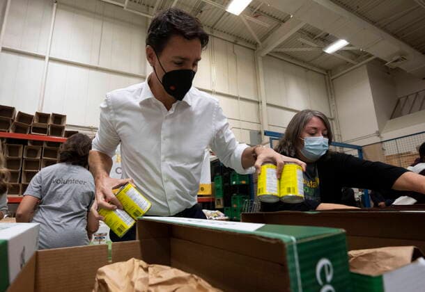 Entertainment Bilder des Tages October 7, 2022, Ottawa, ON, Canada: Prime Minister Justin Trudeau helps package Thanksgiving food boxes at a food bank, Friday, Oct. 7, 2022 in Ottawa. Ottawa Canada  - ZUMAc35_ 20221007_zaf_c35_006 Copyright: xAdrianxWyldx