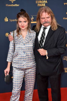 Leslie Mandoki with daughter Lara Mandoki at the GOLDENE HENNE 2022 in the Media City in Leipzig on 07 01 2022 red carpet