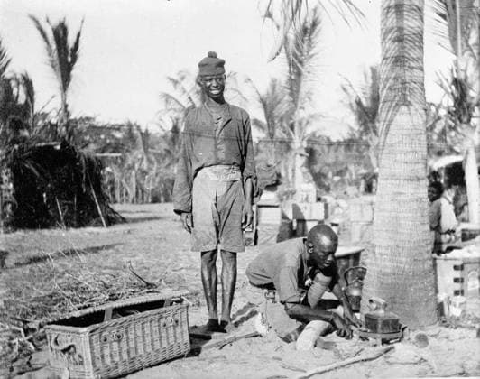 Ministry of Information First World War Official Collection German East African Campaign. Orderly and cook, Nigerian Brigade, Dar es Salaam. Copyright: xpiemagsx minofinfopieww04102022-100 !ACHTUNG AUFNAHMEDATUM GESCHÄTZT!