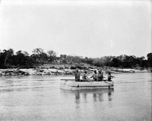 Ministry of Information First World War Official Collection German East African Campaign. Faridkhot Sappers and Miners Pontoon on Rufiji River at Kipenio, January 1917. Copyright: xpiemagsx minofinfopieww04102022-110 !ACHTUNG AUFNAHMEDATUM GESCHÄTZT!