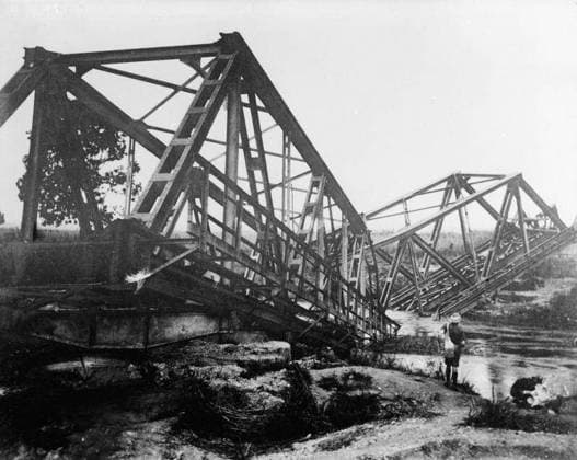Ministry of Information First World War Official Collection German East African Campaign. Bridge on the Morogoro-Tabora (Central) Railway, German East Africa, destroyed by Germans, 1916. Copyright: xpiemagsx minofinfopieww04102022-113 !ACHTUNG AUFNAHMEDATUM GESCHÄTZT!