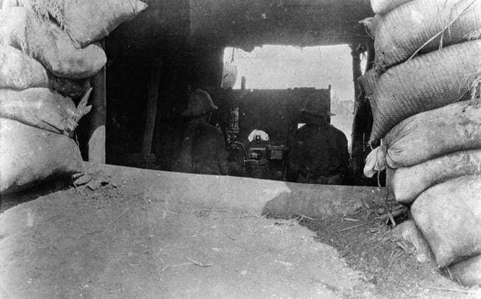 Ministry of Information First World War Official Collection German East African Campaign. Gun emplacement somewhere on the Central Railway. Copyright: xpiemagsx minofinfopieww04102022-92 !ACHTUNG AUFNAHMEDATUM GESCHÄTZT!