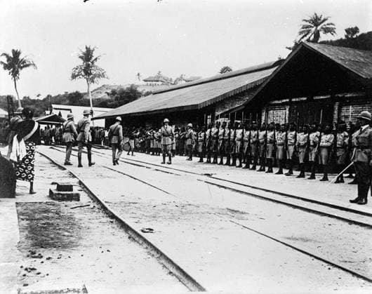 Ministry of Information First World War Official Collection German East African Campaign. 3rd Battalion Nigerian Regiment Guard of Honour at Calabar, November 1916. The 3rd Battalion embarked on H.M.T. Mandi, at Calabar, on 27th November, 1916. Copyright: xpiemagsx minofinfopieww04102022-93 !ACHTUNG AUFNAHMEDATUM GESCHÄTZT!