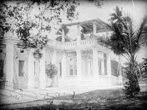 Ministry of Information First World War Official Collection German East African Campaign. Government House, Dar es Salaam, with roof showing shell hole from British Naval gun fire. Copyright: xpiemagsx minofinfopieww04102022-281 !ACHTUNG AUFNAHMEDATUM GESCHÄTZT!