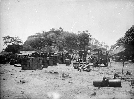 Ministry of Information First World War Official Collection German East African Campaign. S. A. A. Dump at Naurus. The Nigerian Brigade were at Naurus on 29th November 1917. Copyright: xpiemagsx minofinfopieww04102022-286 !ACHTUNG AUFNAHMEDATUM GESCHÄTZT!