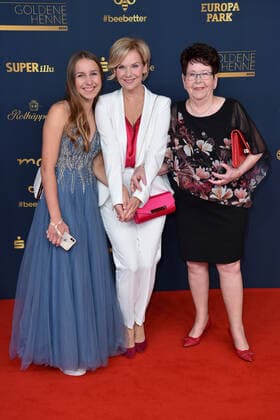 Andrea Kathrin Loewig with mother Christa and daughter Josephine at the GOLDENE HENNE 2022 in the Media City in Leipzig on 07 01 2022 Red Carpet