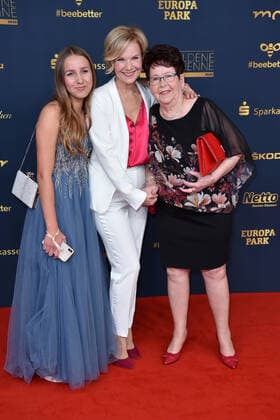 Andrea Kathrin Loewig with mother Christa and daughter Josephine at the GOLDENE HENNE 2022 in the Media City in Leipzig on 07 01 2022 Red Carpet