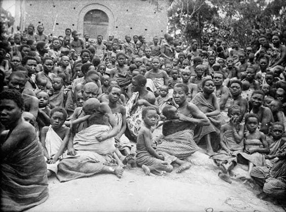 Ministry of Information First World War Official Collection German East African Campaign. Natives assemble for vaccinations. Copyright: xpiemagsx minofinfopieww04102022-289 !ACHTUNG AUFNAHMEDATUM GESCHÄTZT!