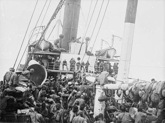 Ministry of Information First World War Official Collection German East African Campaign. HMT BECHUANA proceeding down the coast to Port Amelia, Nyasaland. Decks crowded with porters. Copyright: xpiemagsx minofinfopieww04102022-293 !ACHTUNG AUFNAHMEDATUM GESCHÄTZT!
