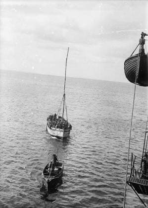 Ministry of Information First World War Official Collection German East African Campaign. Troops being towed alongside troop ship INGOMA in Port Amelia Harbour. Copyright: xpiemagsx minofinfopieww04102022-297 !ACHTUNG AUFNAHMEDATUM GESCHÄTZT!