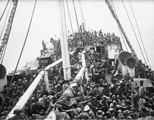 Ministry of Information First World War Official Collection German East African Campaign. HMT BECHUANA carrying native porters down the coast from Dar-es-Salaam to Nyasaland. Copyright: xpiemagsx minofinfopieww04102022-300 !ACHTUNG AUFNAHMEDATUM GESCHÄTZT!