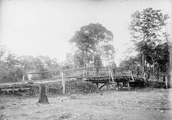Ministry of Information First World War Official Collection German East African Campaign. All bridges were constructed with very few nails, dogs, etc. Supports were fixed in a position by the weight that was laid on afterwards. Near Ndanda, January 1918. Second Road Corps. Copyright: xpiemagsx minofinfopieww04102022-314 !ACHTUNG AUFNAHMEDATUM GESCHÄTZT!