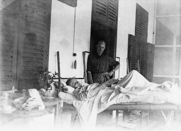 Ministry of Information First World War Official Collection German East African Campaign. An officer recovering from the effects of his wounds on the verandah of a hospital in Dar-es-Salaam, September 1917. Copyright: xpiemagsx minofinfopieww04102022-319 !ACHTUNG AUFNAHMEDATUM GESCHÄTZT!