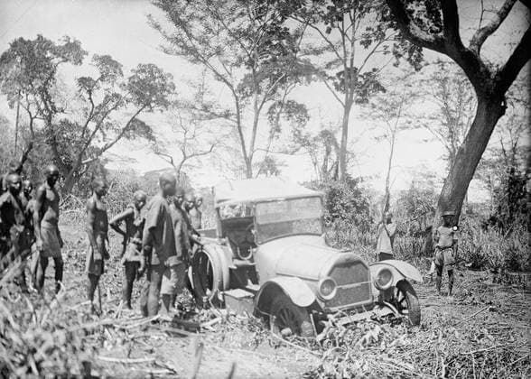 Ministry of Information First World War Official Collection German East African Campaign. Chikukwe Swamp. This swamp was over two feet under water in half an hour as the result of a river bank bursting. Convoy was got across by the 2nd Road Corps after one day. About 700 porters were employed. January 1918. Copyright: xpiemagsx minofinfopieww04102022-321 !ACHTUNG AUFNAHMEDATUM GESCHÄTZT!