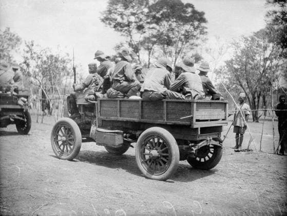 Ministry of Information First World War Official Collection German East African Campaign. German prisoners being taken back in lorries. Nyhungo, November 1917. Copyright: xpiemagsx minofinfopieww04102022-328 !ACHTUNG AUFNAHMEDATUM GESCHÄTZT!