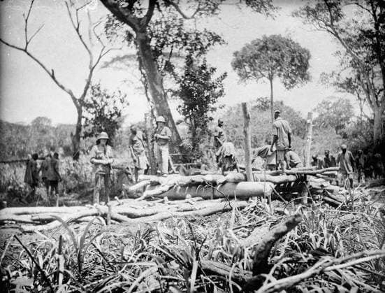 Ministry of Information First World War Official Collection German East African Campaign. Culvert being constructed by 2nd Road Corps. Other culverts were completed in a day. Dhikukwe Swamp, January 1918. Copyright: xpiemagsx minofinfopieww04102022-330 !ACHTUNG AUFNAHMEDATUM GESCHÄTZT!