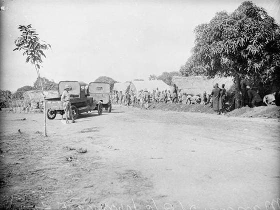 Ministry of Information First World War Official Collection German East African Campaign. 2nd Road Corps cutting drains. January 1918. Copyright: xpiemagsx minofinfopieww04102022-336 !ACHTUNG AUFNAHMEDATUM GESCHÄTZT!