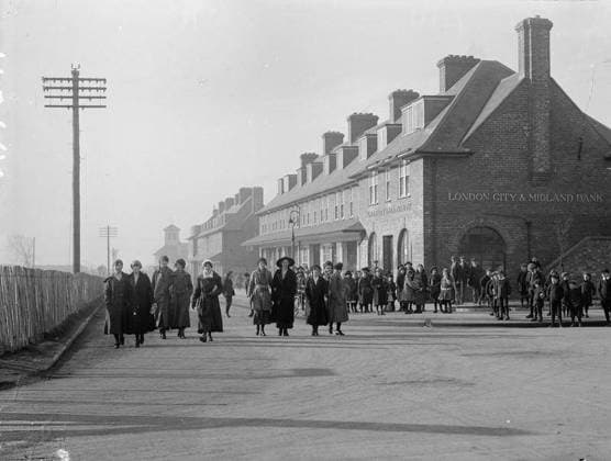 Ministry of Information First World War Official Collection The central avenue of the munition township at Gretna. Copyright: xpiemagsx minofinfopieww04102022-1063 !ACHTUNG AUFNAHMEDATUM GESCHÄTZT!