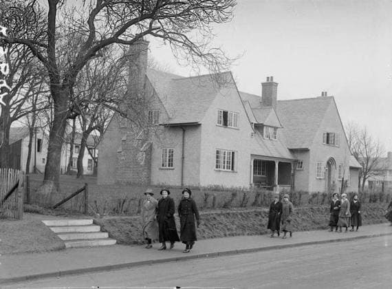 Ministry of Information First World War Official Collection The staff club buildings for central office staff and visitors, Gretna Munition Township. Copyright: xpiemagsx minofinfopieww04102022-1080 !ACHTUNG AUFNAHMEDATUM GESCHÄTZT!