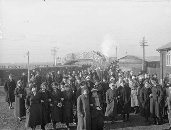 Ministry of Information First World War Official Collection Munition workers arriving at the railway station after a night shift, Gretna. Copyright: xpiemagsx minofinfopieww04102022-1089 !ACHTUNG AUFNAHMEDATUM GESCHÄTZT!