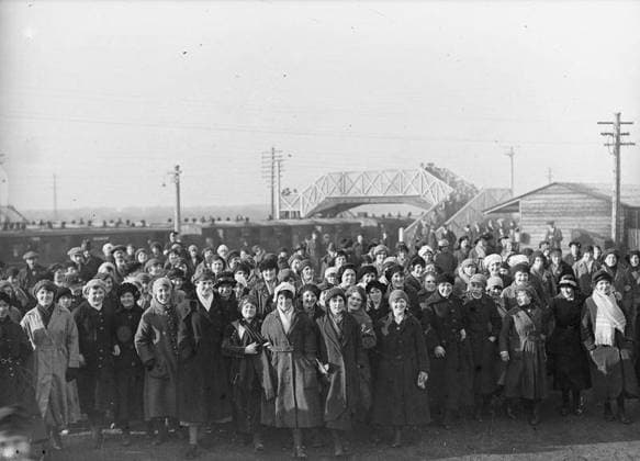Ministry of Information First World War Official Collection Munition workers arriving at the railway station after a night shift, Gretna. Copyright: xpiemagsx minofinfopieww04102022-1092 !ACHTUNG AUFNAHMEDATUM GESCHÄTZT!