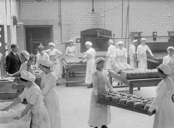 Ministry of Information First World War Official Collection Interior of bakery, where 13000 lbs of bread are baked daily, Gretna munition township. Copyright: xpiemagsx minofinfopieww04102022-1101 !ACHTUNG AUFNAHMEDATUM GESCHÄTZT!