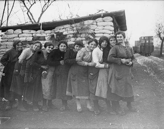 Ministry of Information First World War Official Collection Types of girl workers, working for the British Army in Italy. Copyright: xpiemagsx minofinfopieww04102022-571 !ACHTUNG AUFNAHMEDATUM GESCHÄTZT!