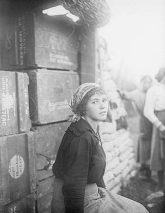 Ministry of Information First World War Official Collection Types of girl workers, working for the British Army in Italy. Copyright: xpiemagsx minofinfopieww04102022-572 !ACHTUNG AUFNAHMEDATUM GESCHÄTZT!