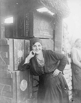 Ministry of Information First World War Official Collection Types of girl workers, working for the British Army in Italy. Copyright: xpiemagsx minofinfopieww04102022-575 !ACHTUNG AUFNAHMEDATUM GESCHÄTZT!