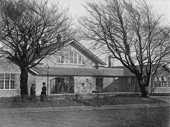 Ministry of Information First World War Official Collection Exterior of Public Hall, Gretna munition township. Copyright: xpiemagsx minofinfopieww04102022-1115 !ACHTUNG AUFNAHMEDATUM GESCHÄTZT!