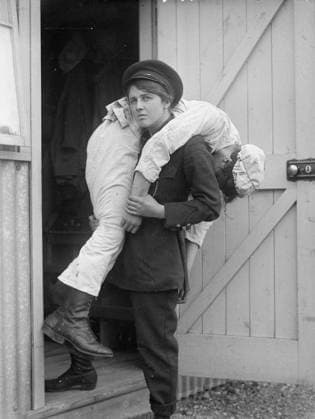 Ministry of Information First World War Official Collection Fire girls bringing out girl workers who have been overcome by smoke fumes at a National Shell Filling Factory Copyright: xpiemagsx minofinfopieww04102022-1406 !ACHTUNG AUFNAHMEDATUM GESCHÄTZT!
