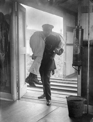 Ministry of Information First World War Official Collection Fire girls bringing out girl workers who have been overcome by smoke fumes at a National Shell Filling Factory Copyright: xpiemagsx minofinfopieww04102022-1409 !ACHTUNG AUFNAHMEDATUM GESCHÄTZT!