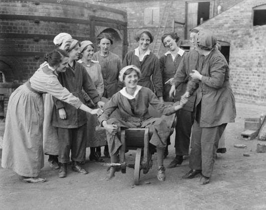 Ministry of Information First World War Official Collection Group of women workers employed in a Terra Cotta Works, Leicestershire, September, 1918. Copyright: xpiemagsx minofinfopieww04102022-588 !ACHTUNG AUFNAHMEDATUM GESCHÄTZT!