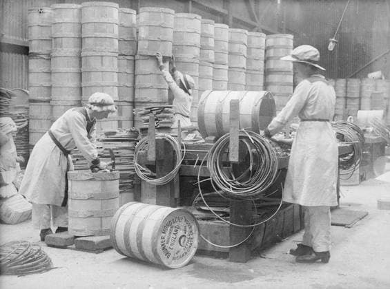 Ministry of Information First World War Official Collection Women workers in the cooperage, Chemical Works, Messrs. Brunner Mond & Co. Ltd., Northwich, Manchester, September 1918. Copyright: xpiemagsx minofinfopieww04102022-602 !ACHTUNG AUFNAHMEDATUM GESCHÄTZT!