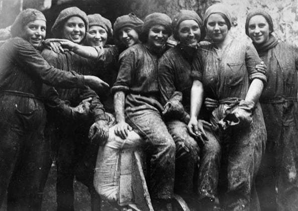 Ministry of Information First World War Official Collection Group of Women workers employed at a Brick Works in South Wales, Copyright: xpiemagsx minofinfopieww04102022-623 !ACHTUNG AUFNAHMEDATUM GESCHÄTZT!