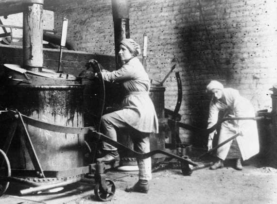 Ministry of Information First World War Official Collection Women workers preparing oil for varnish in the paint Works of Messrs. Sissons & Co. Ltd., Bankside, Hull, November, 1918. Copyright: xpiemagsx minofinfopieww04102022-633 !ACHTUNG AUFNAHMEDATUM GESCHÄTZT!