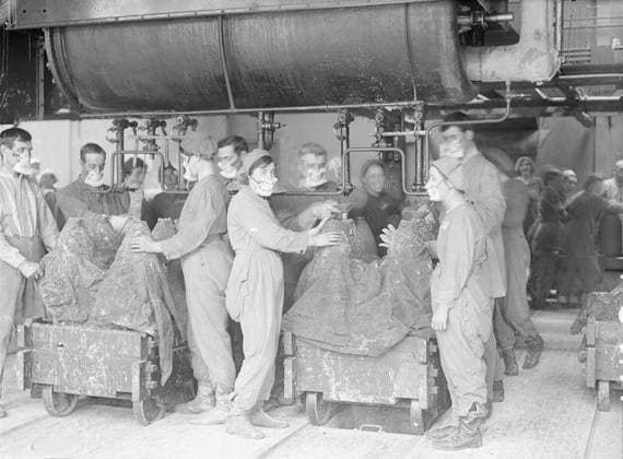 Ministry of Information First World War Official Collection Men and women workers filling shells in a shell filling factory. Copyright: xpiemagsx minofinfopieww04102022-652 !ACHTUNG AUFNAHMEDATUM GESCHÄTZT!
