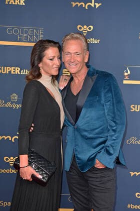 Olaf Berger with wife Julia Berger at the GOLDENE HENNE 2022 in the Media City in Leipzig on 07 01 2022 red carpet