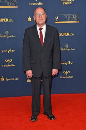 Gregor Gysi at the GOLDENE HENNE 2022 in the Media City in Leipzig on 07 01 2022 red carpet