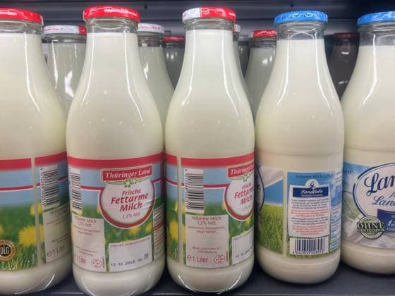 Nahaufnahme von Milchflaschen im Supermarkt *** Close up of milk bottles in supermarket Copyright: xmix1pressx