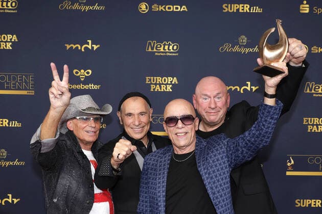 Award winners The band City around singer Toni Krahl at the award ceremony The Golden Hen on 7 10 2022 in Leipzig The Golden Hen 2022 award ceremony in Leipzig Award winners Winners