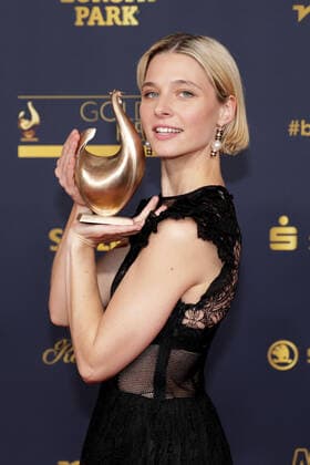 Award winner Svenja Jung at the award ceremony The Golden Hen on 7 10 2022 in Leipzig The Golden Hen 2022 award ceremony in Leipzig Award winners Winners