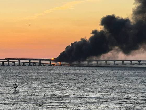 Ukraine-Krieg, Jahrestag der Invasion, Chronologie der Ereignisse, Archivbilder News Themen der Woche KW40 News Bilder des Tages Russia. Kerch. OCTOBER 8, 2022. Fire on a section of a bridge linking Crimea to mainland Russia. According to preliminary information, a fuel storage tank is on fire. Traffic has been temporarily suspended Alyona Popova TASS  55240751