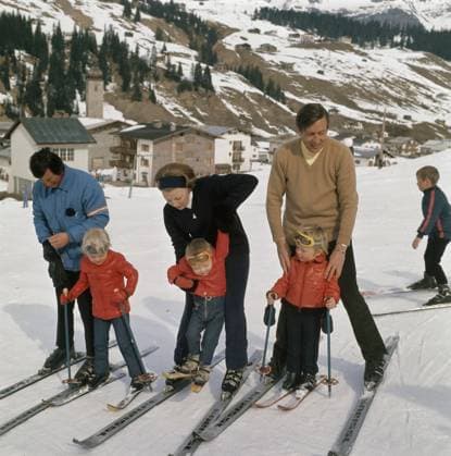 RECORD DATE NOT STATED Princess Beatrix and Prince Claus with the princes, probably in Lech; Date March 4, 1972; Location Lech, Austria . 1062_16_M_-1595-