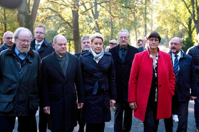 Bilder des Jahres 2022, News 10 Oktober News Themen der Woche KW40 News Bilder des Tages Wolfgang Thierse, Olaf Scholz, Franziska Giffey, Peter Brandt, Saskia Esken und Martin Schulz bei der Kranzniederlegung am Grab des ehemaligen Regierenden Bürgermeisters und Bundeskanzlers Willy Brandt aus Anlass des 30. Todestages auf dem Waldfriedhof Zehlendorf. Berlin, 08.10.2022 *** Wolfgang Thierse, Olaf Scholz, Franziska Giffey, Peter Brandt, Saskia Esken and Martin Schulz at the wreath-laying ceremony at the grave of former Governing Mayor and Chancellor Willy Brandt on the occasion of the 30th anniversary of his death at the Waldfriedhof Zehlendorf Berlin, 08 10 2022 Foto:xT.xBartillax xFuturexImage