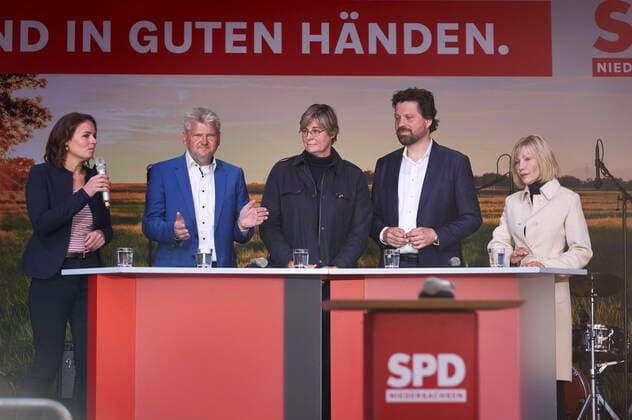 Moderator, Stefan Politze, Thela Wernstedt, Alptekin Kirci and Doris Schröder Köpf at the final event of the SPD in the state election campaign 2022 on the market square at the market church Hannover, 08 10 2022 Foto:xU.xStammx xFuturexImage